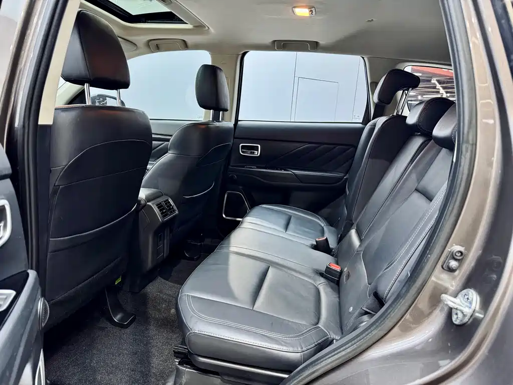 Mitsubishi Outlander 2019 2.4L AWD Limited Edition 7-seater China VI 2018 - thumbnail 15