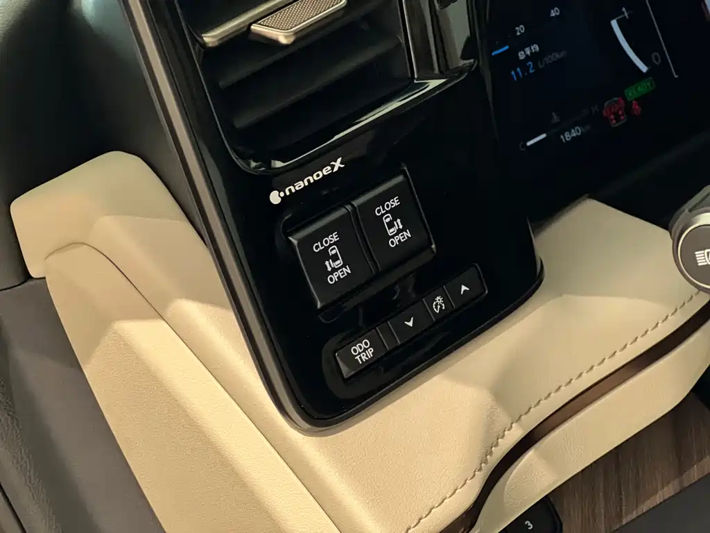 Lexus Lexus LM 2023 500h Six-Seat Executive Version 2026 - thumbnail 11