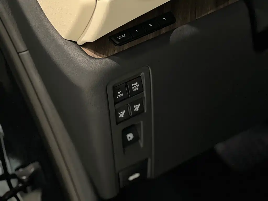 Lexus Lexus LM 2023 500h Six-Seat Executive Version 2026 - thumbnail 12