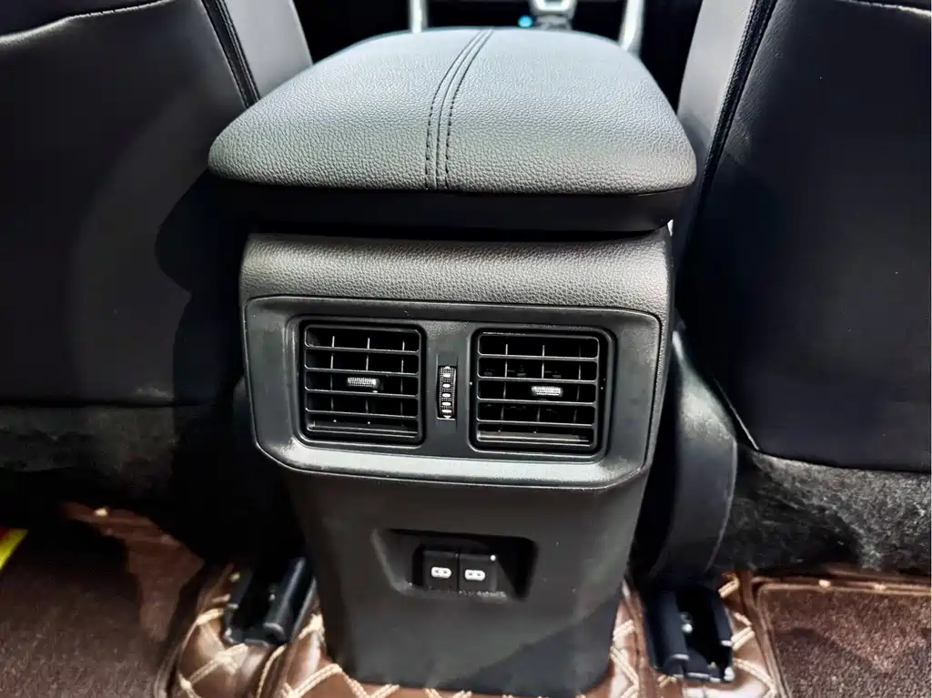 Toyota Venza 2023 Dual Engine 2.5L E-CVT FWD Premium Edition 2023 - thumbnail 4