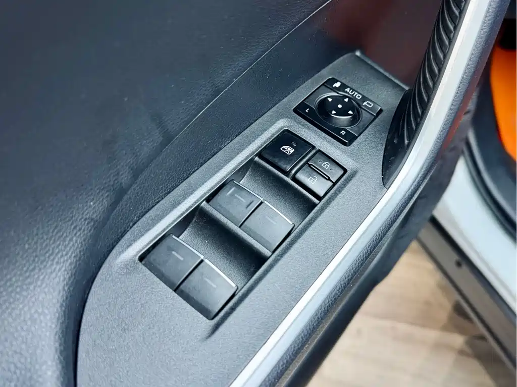 Toyota Venza 2023 Dual Engine 2.5L E-CVT FWD Premium Edition 2023 - thumbnail 9