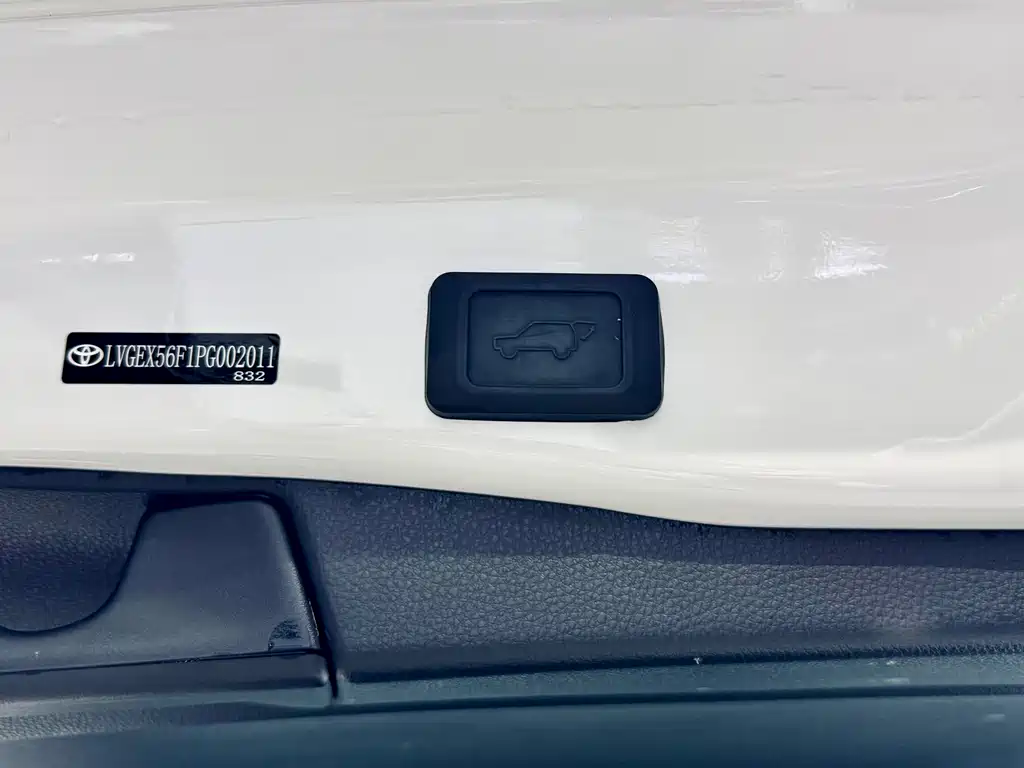 Toyota Venza 2023 Dual Engine 2.5L E-CVT FWD Premium Edition 2023 - thumbnail 12