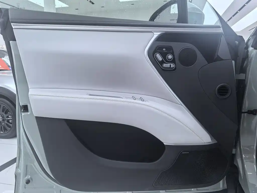 Avatr AVATR 11 2024 580 Tri-Laser AWD Luxury Edition 2024 - thumbnail 5