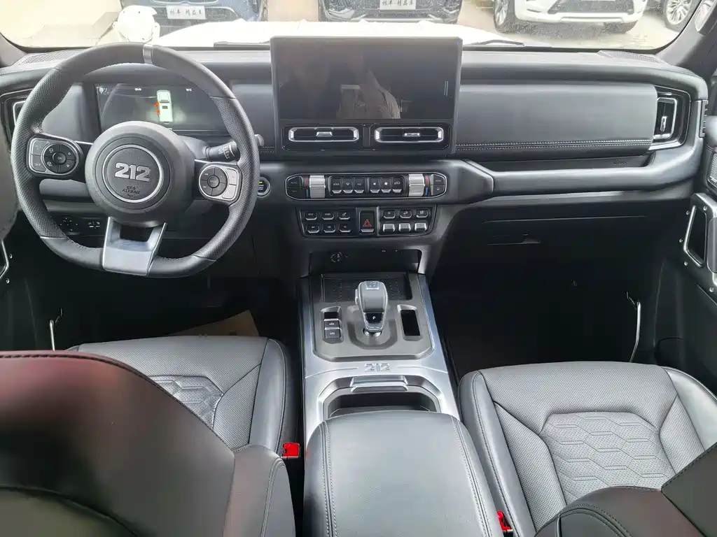 212 Explorer 2.0T 212 T01 2024 AWD 2026 - thumbnail 8