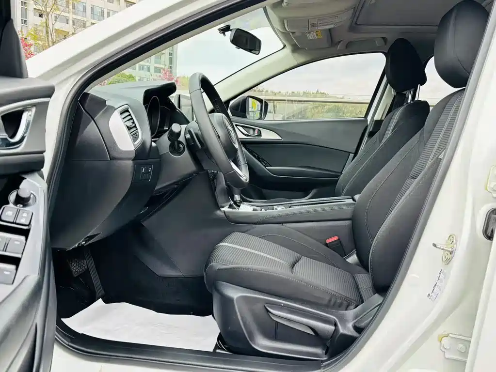 Mazda Mazda 3 Axela 2019 Cloud Control Edition Hatchback 2.0L Automatic Luxury Model China V 2019 - thumbnail 5