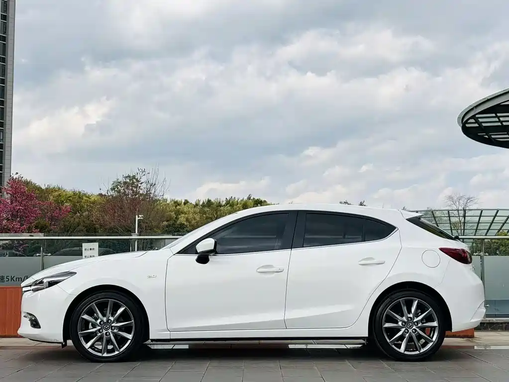 Mazda Mazda 3 Axela 2019 Cloud Control Edition Hatchback 2.0L Automatic Luxury Model China V 2019 - thumbnail 6