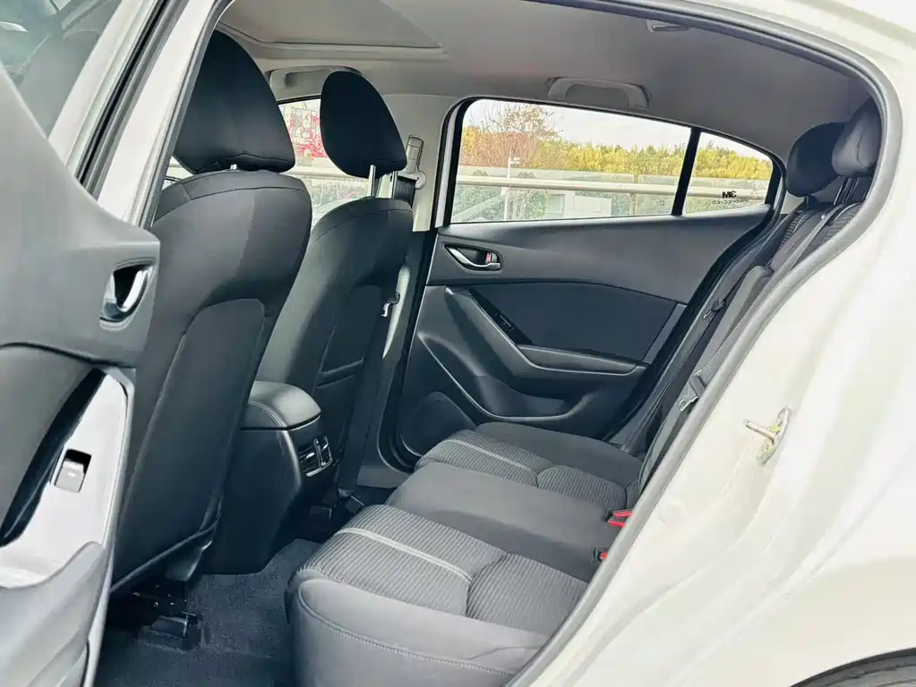 Mazda Mazda 3 Axela 2019 Cloud Control Edition Hatchback 2.0L Automatic Luxury Model China V 2019 - thumbnail 8
