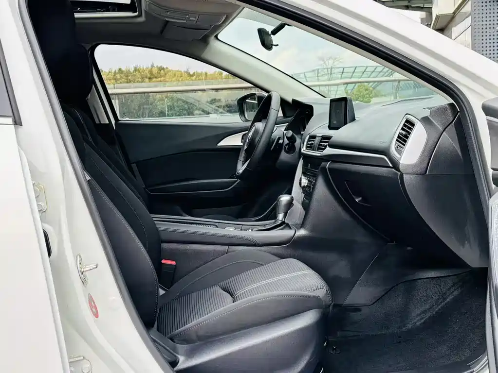 Mazda Mazda 3 Axela 2019 Cloud Control Edition Hatchback 2.0L Automatic Luxury Model China V 2019 - thumbnail 16