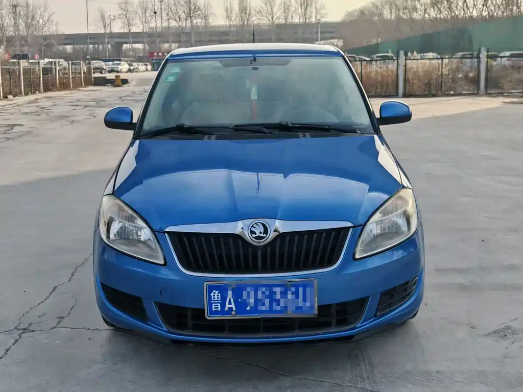Skoda Skoda Rapid 2014 1.4L Manual Elegant Edition 2014 - thumbnail 3