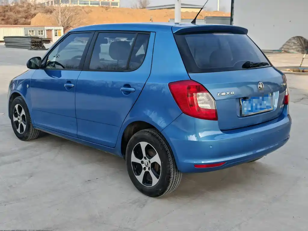Skoda Skoda Rapid 2014 1.4L Manual Elegant Edition 2014 - thumbnail 4