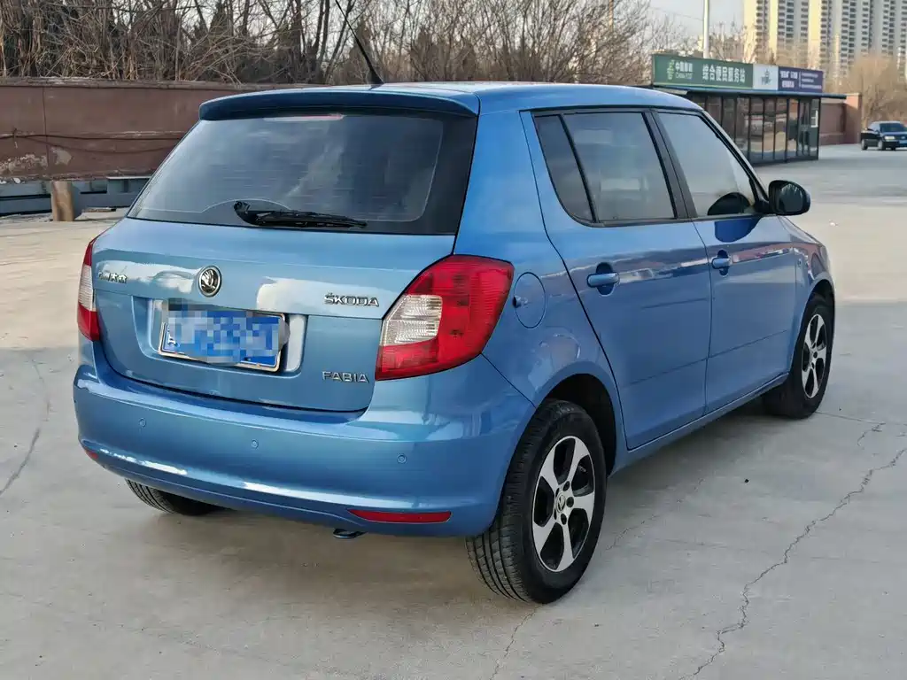 Skoda Skoda Rapid 2014 1.4L Manual Elegant Edition 2014 - thumbnail 5