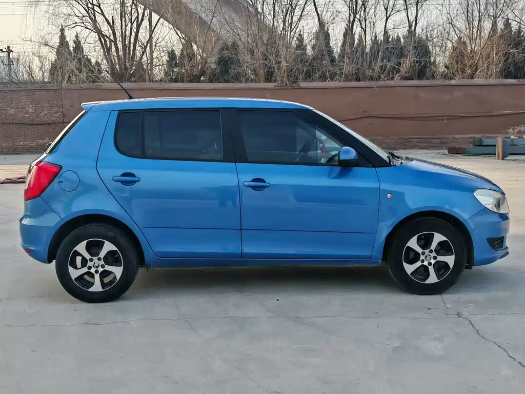 Skoda Skoda Rapid 2014 1.4L Manual Elegant Edition 2014 - thumbnail 6