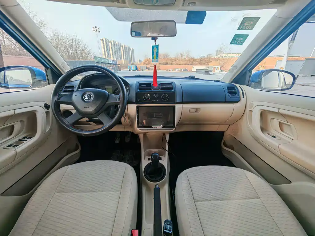 Skoda Skoda Rapid 2014 1.4L Manual Elegant Edition 2014 - thumbnail 9