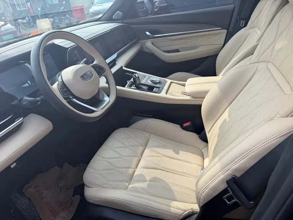 Geely Auto Geely Xingyue L 2025 Edition Dongfang Yao 2.0TD Automatic揽Star Version  Note: The "揽Star" (Lanxing) literally means "star-grabbing" but in this context it's likely referring to the "Automatic" transmission version with a star-themed trim/package. A more natural English translation would be:  Geely Xingyue L 2025 Edition Dongfang Yao 2.0TD Automatic Star Version 2024 - thumbnail 4