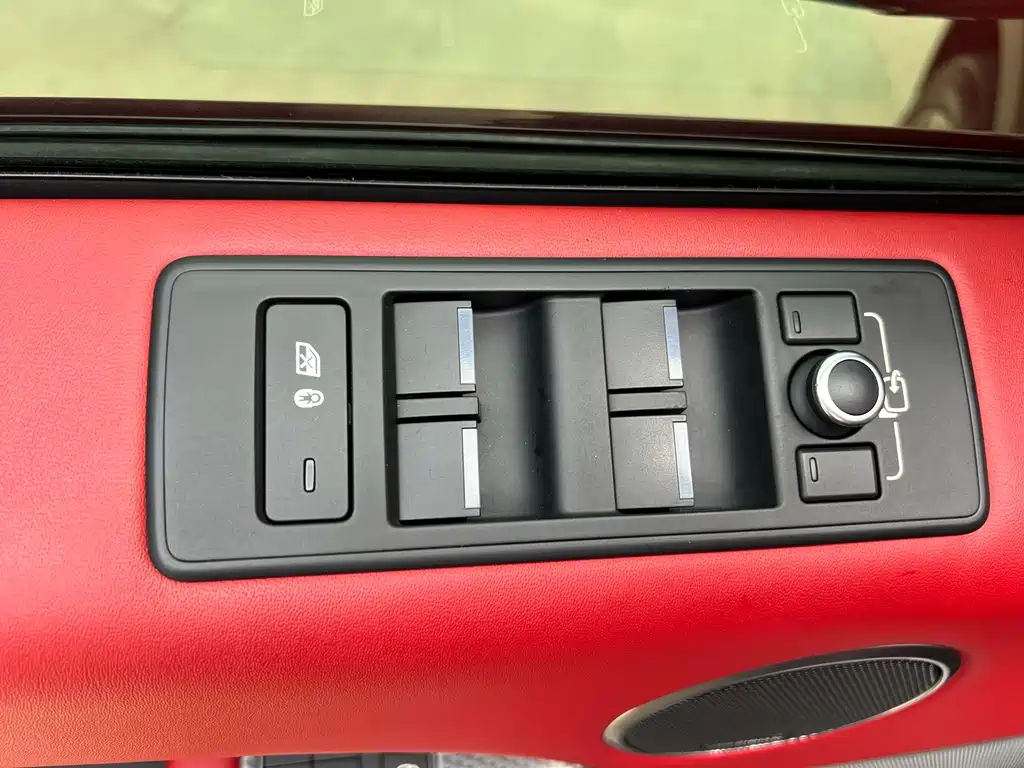 Land Rover Range Rover Sport 2017 3.0 SC V6 Dynamic SE Distinguished Edition 2018 - thumbnail 18