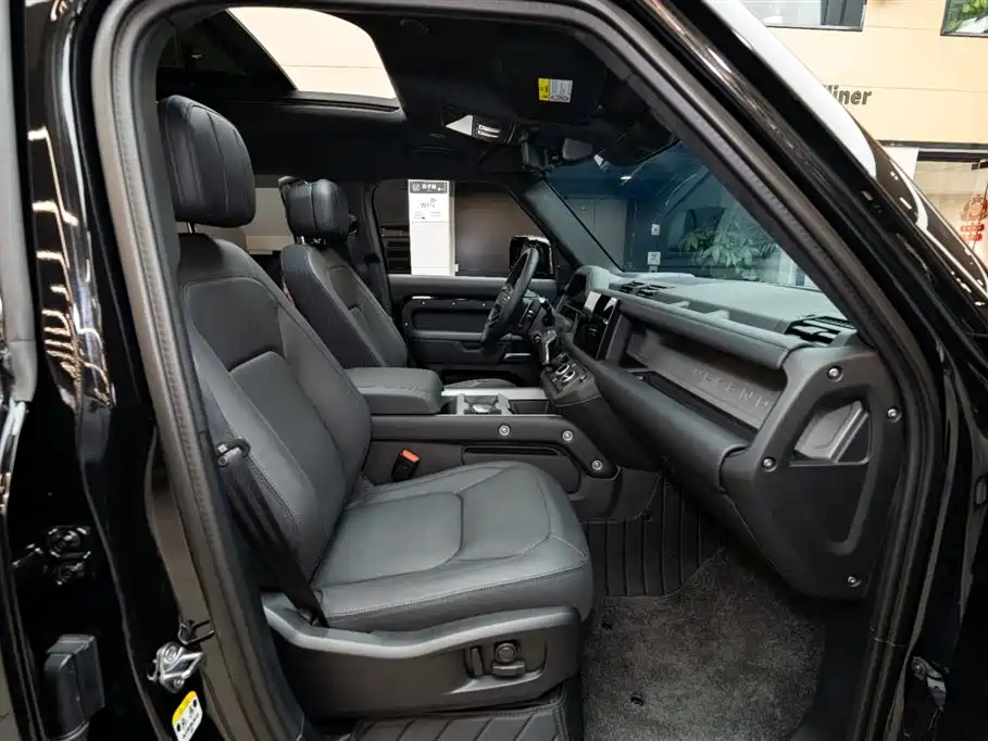 Land Rover Land Rover Defender 2024 110 5.0T V8 2025 - thumbnail 9