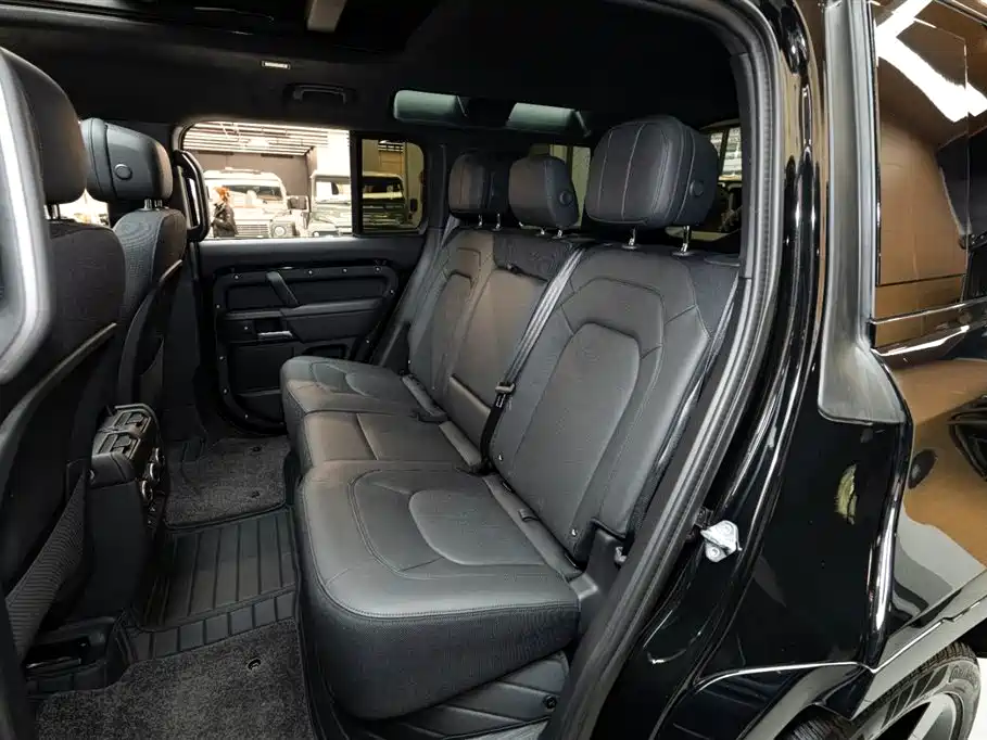 Land Rover Land Rover Defender 2024 110 5.0T V8 2025 - thumbnail 10