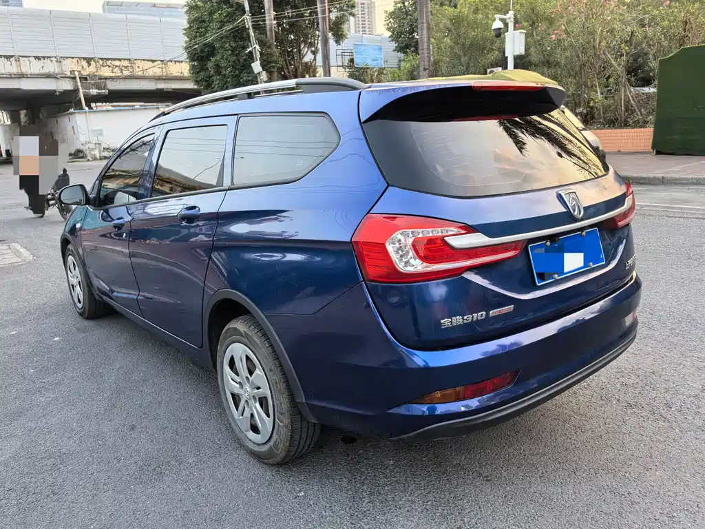 Baojun Baojun 310W 2017 1.5L Manual Comfort Model国V Wait, let me correct that - the "国V" (Guo V) refers to China's emission standard and isn't part of the international model name. The internationally accepted translation would be: Baojun 310W 2017 1.5L Manual Comfort Model 2018 - thumbnail 5