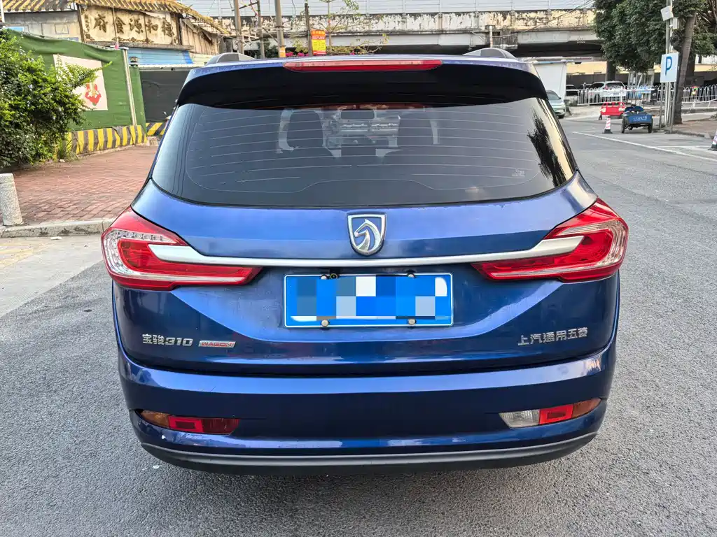 Baojun Baojun 310W 2017 1.5L Manual Comfort Model国V Wait, let me correct that - the "国V" (Guo V) refers to China's emission standard and isn't part of the international model name. The internationally accepted translation would be: Baojun 310W 2017 1.5L Manual Comfort Model 2018 - thumbnail 6