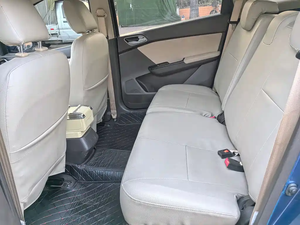 Baojun Baojun 310W 2017 1.5L Manual Comfort Model国V Wait, let me correct that - the "国V" (Guo V) refers to China's emission standard and isn't part of the international model name. The internationally accepted translation would be: Baojun 310W 2017 1.5L Manual Comfort Model 2018 - thumbnail 9