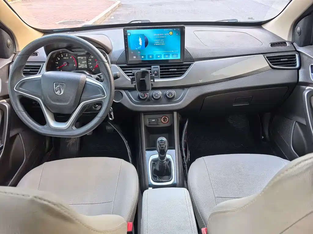 Baojun Baojun 310W 2017 1.5L Manual Comfort Model国V Wait, let me correct that - the "国V" (Guo V) refers to China's emission standard and isn't part of the international model name. The internationally accepted translation would be: Baojun 310W 2017 1.5L Manual Comfort Model 2018 - thumbnail 10