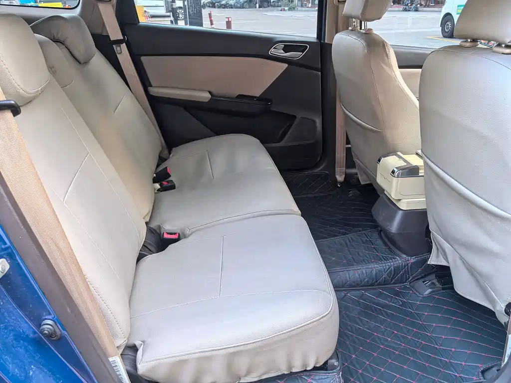 Baojun Baojun 310W 2017 1.5L Manual Comfort Model国V Wait, let me correct that - the "国V" (Guo V) refers to China's emission standard and isn't part of the international model name. The internationally accepted translation would be: Baojun 310W 2017 1.5L Manual Comfort Model 2018 - thumbnail 12