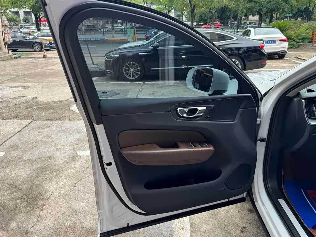 Volvo Volvo XC60 2020 T5 AWD Momentum Luxury Edition 2020 - thumbnail 6