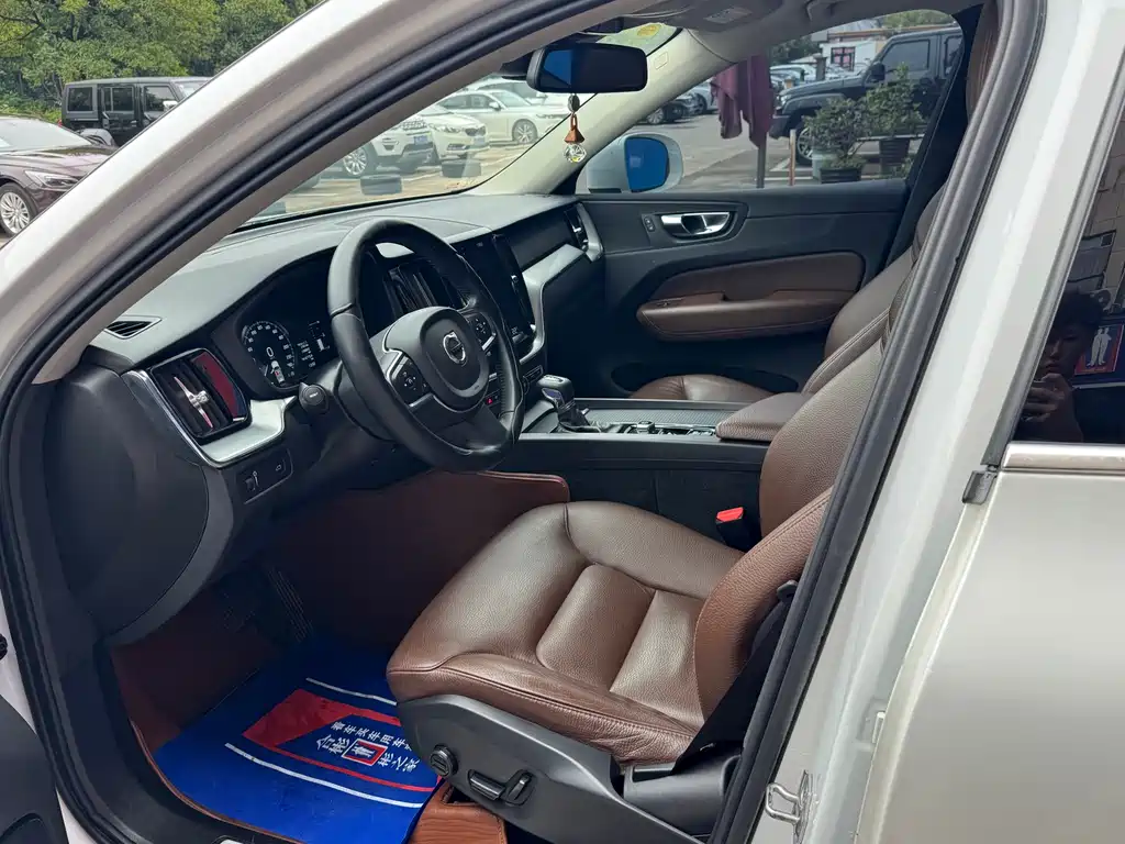 Volvo Volvo XC60 2020 T5 AWD Momentum Luxury Edition 2020 - thumbnail 8