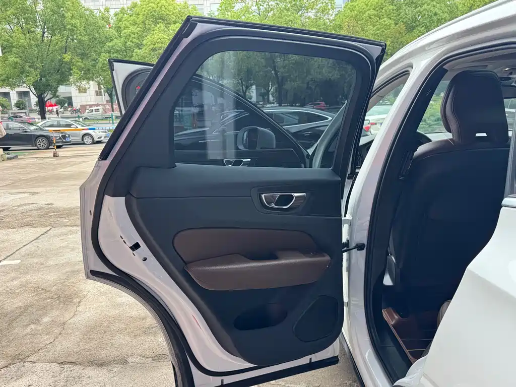 Volvo Volvo XC60 2020 T5 AWD Momentum Luxury Edition 2020 - thumbnail 9