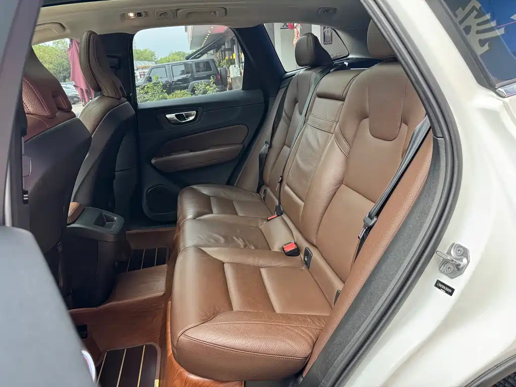 Volvo Volvo XC60 2020 T5 AWD Momentum Luxury Edition 2020 - thumbnail 10