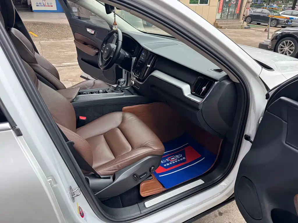 Volvo Volvo XC60 2020 T5 AWD Momentum Luxury Edition 2020 - thumbnail 16