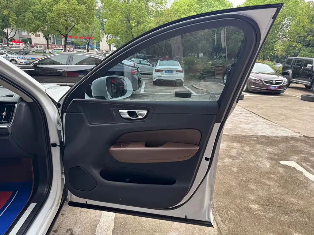 Volvo Volvo XC60 2020 T5 AWD Momentum Luxury Edition 2020 - thumbnail 17
