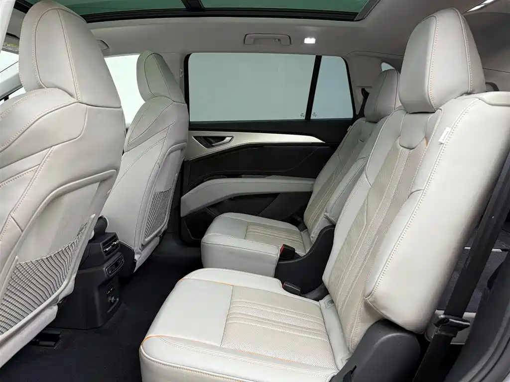 Audi Audi Q5 e-tron 2023 40 e-tron Premium Model with Exclusive Package 2025 - thumbnail 6