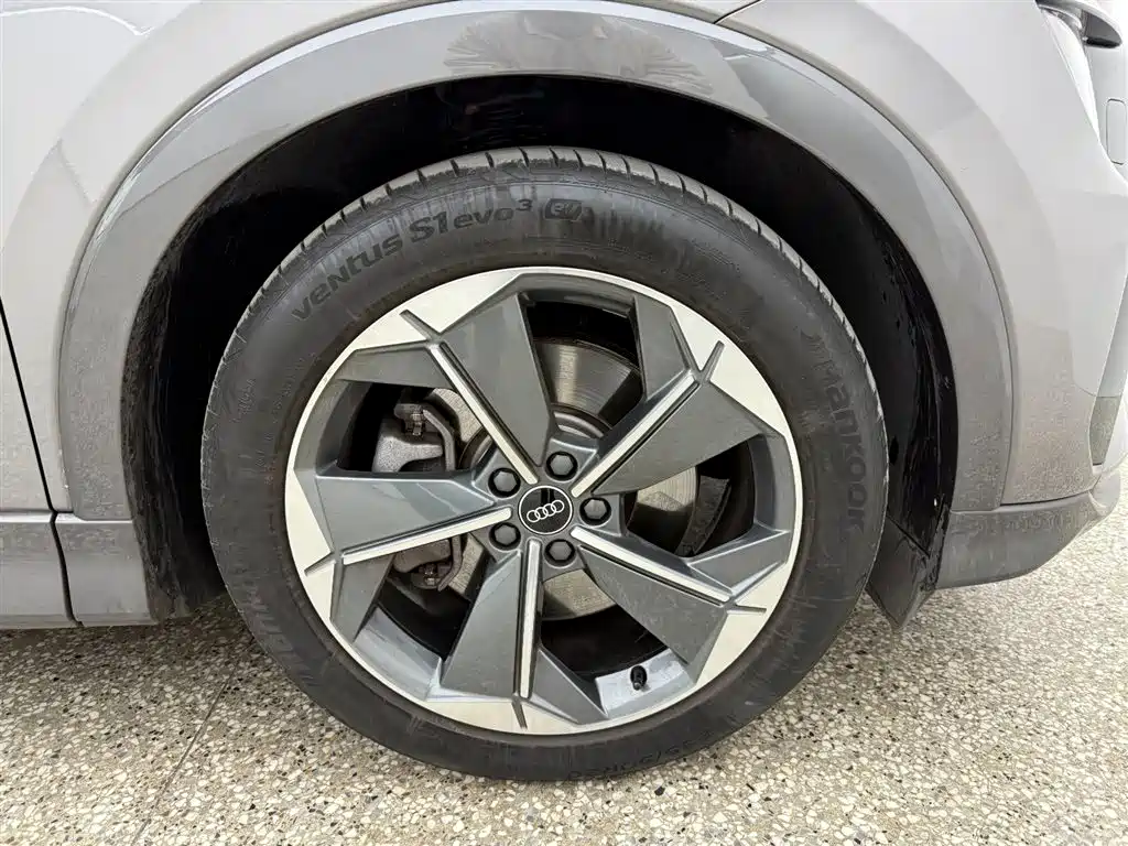 Audi Audi Q5 e-tron 2023 40 e-tron Premium Model with Exclusive Package 2025 - thumbnail 8