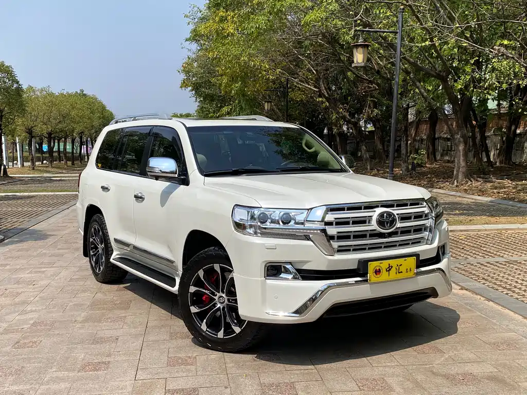 Toyota Land Cruiser (Imported) 2016 Model 4.0L Middle East Version 2017 - thumbnail 3