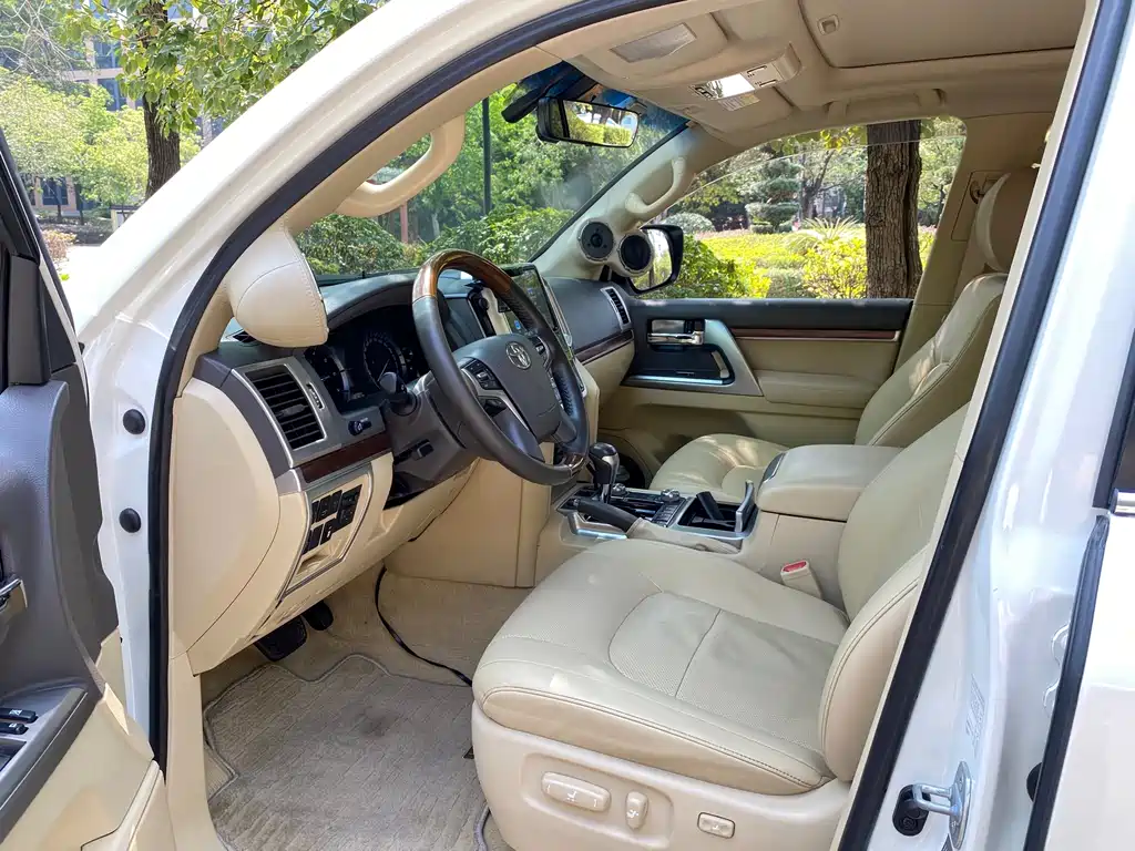 Toyota Land Cruiser (Imported) 2016 Model 4.0L Middle East Version 2017 - thumbnail 4