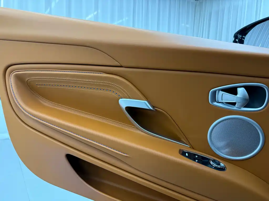 Aston Martin Aston Martin DB11 2017 4.0T V8 2018 - thumbnail 16