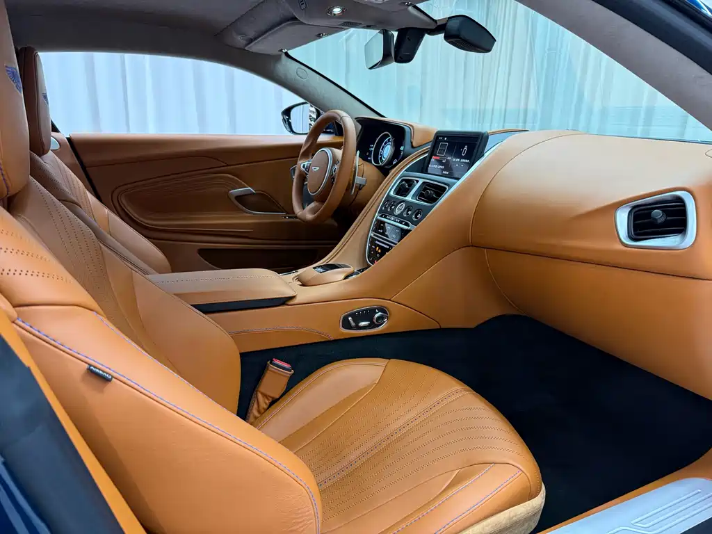 Aston Martin Aston Martin DB11 2017 4.0T V8 2018 - thumbnail 17