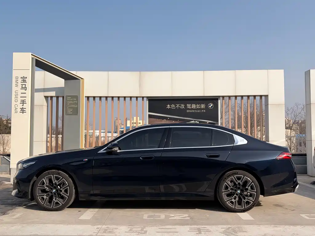 BMW BMW 5 Series 2025 530Li Premium M Sport Package 2025 - thumbnail 3