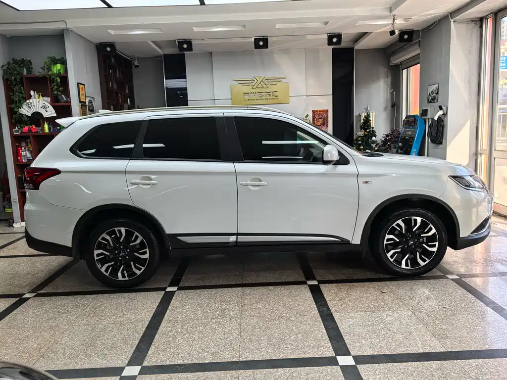 Mitsubishi Outlander 2020 2.0L 2WD Comfort Edition 5-seater 2021 - thumbnail 4