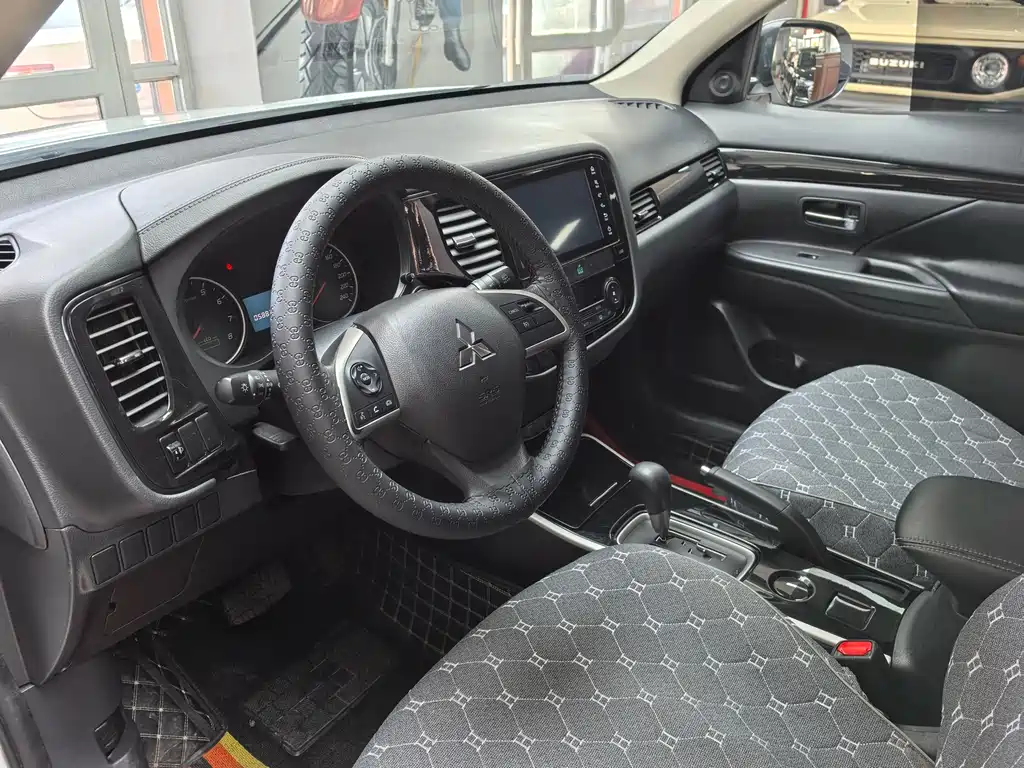 Mitsubishi Outlander 2020 2.0L 2WD Comfort Edition 5-seater 2021 - thumbnail 8
