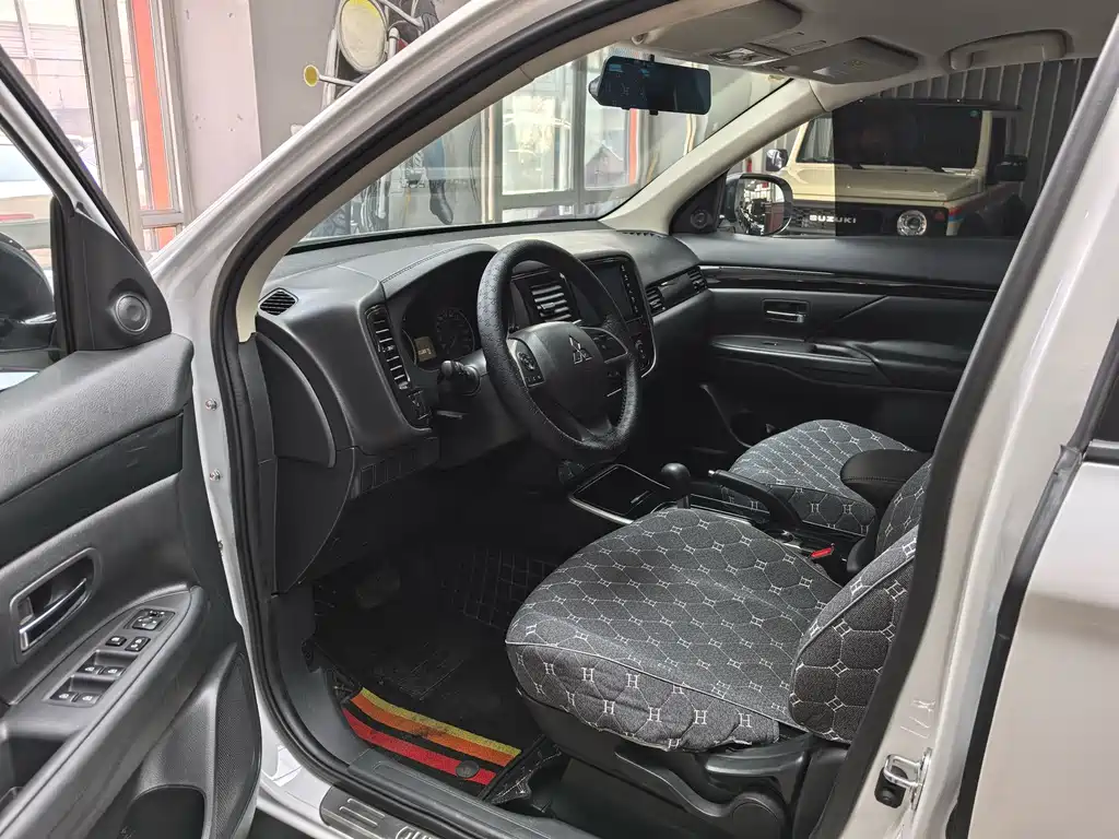Mitsubishi Outlander 2020 2.0L 2WD Comfort Edition 5-seater 2021 - thumbnail 9
