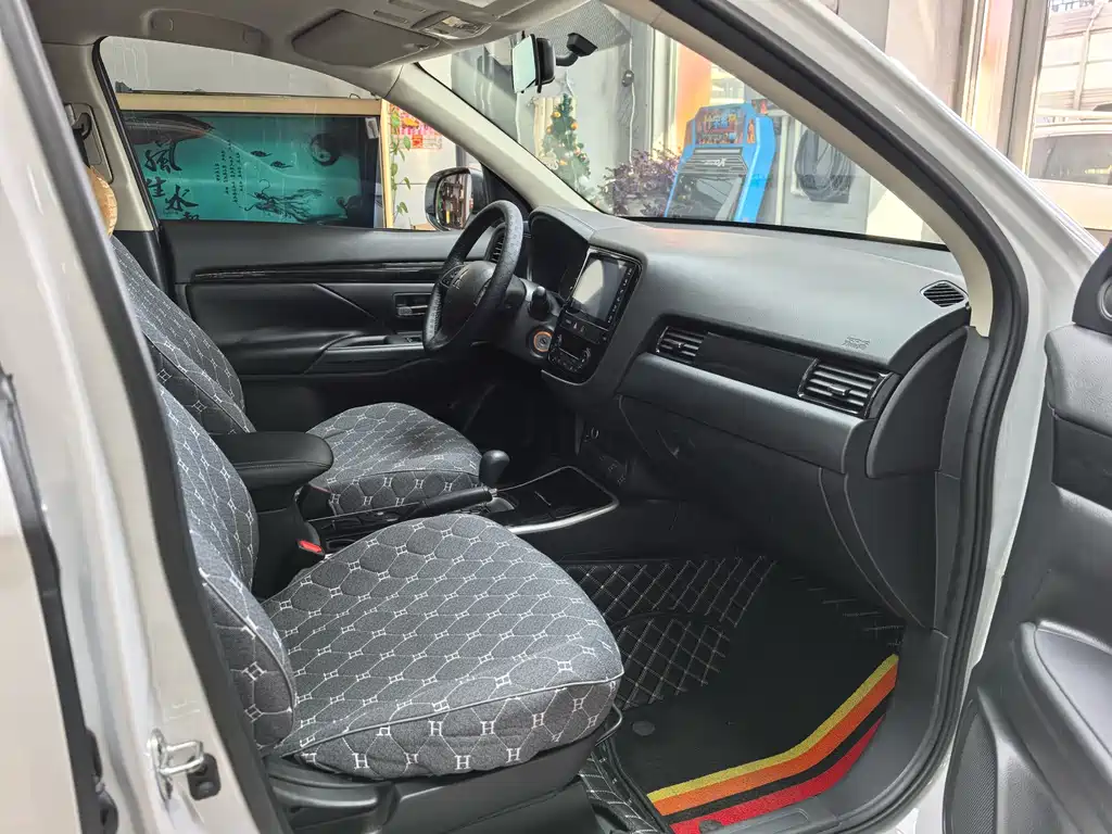 Mitsubishi Outlander 2020 2.0L 2WD Comfort Edition 5-seater 2021 - thumbnail 13