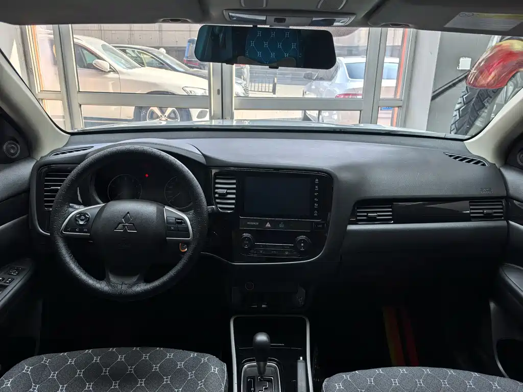 Mitsubishi Outlander 2020 2.0L 2WD Comfort Edition 5-seater 2021 - thumbnail 18