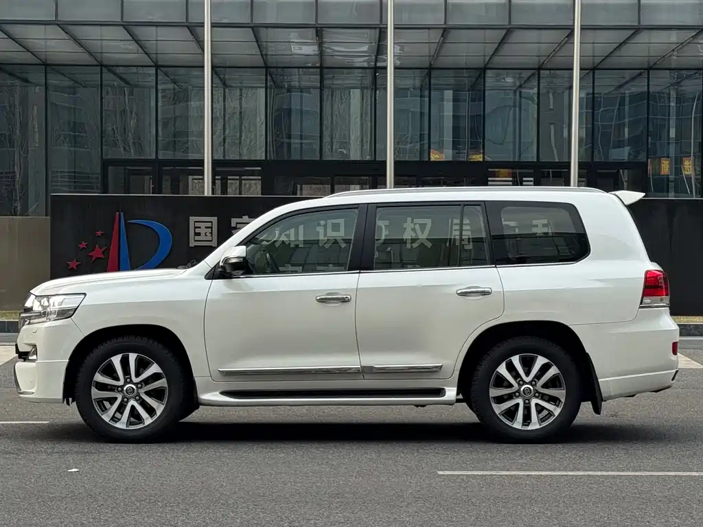 Toyota Land Cruiser (Imported) 2017 Model 5.7L Middle East Version 2017 - thumbnail 3