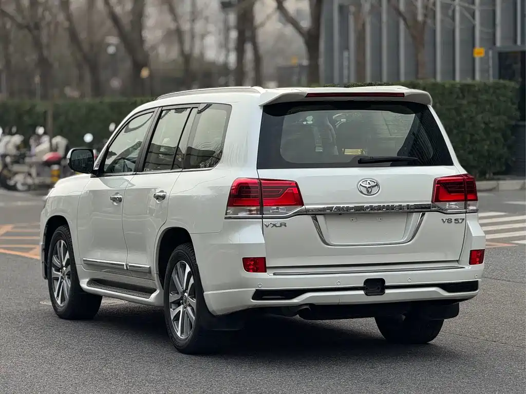 Toyota Land Cruiser (Imported) 2017 Model 5.7L Middle East Version 2017 - thumbnail 4