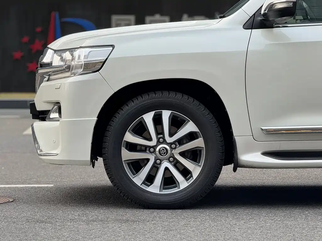 Toyota Land Cruiser (Imported) 2017 Model 5.7L Middle East Version 2017 - thumbnail 6