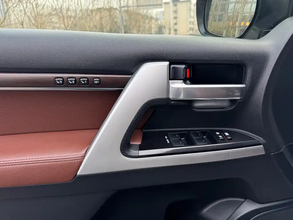Toyota Land Cruiser (Imported) 2017 Model 5.7L Middle East Version 2017 - thumbnail 8