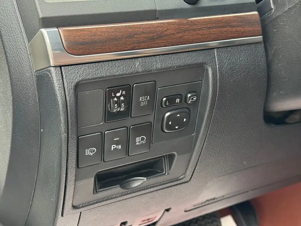 Toyota Land Cruiser (Imported) 2017 Model 5.7L Middle East Version 2017 - thumbnail 9