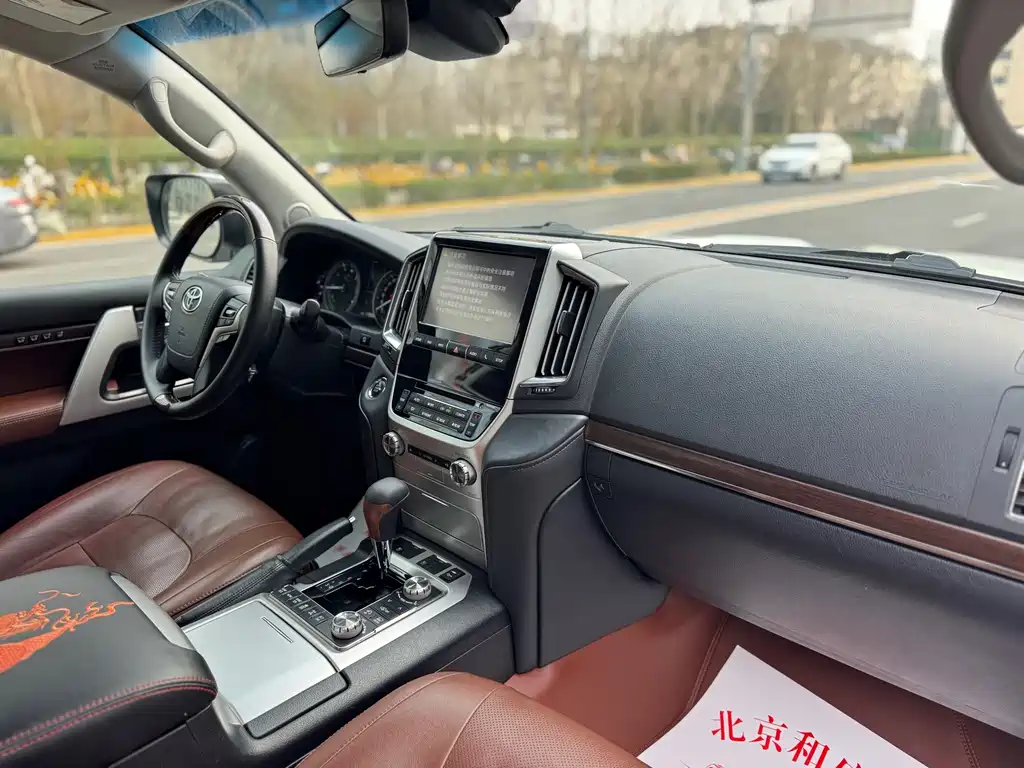 Toyota Land Cruiser (Imported) 2017 Model 5.7L Middle East Version 2017 - thumbnail 10